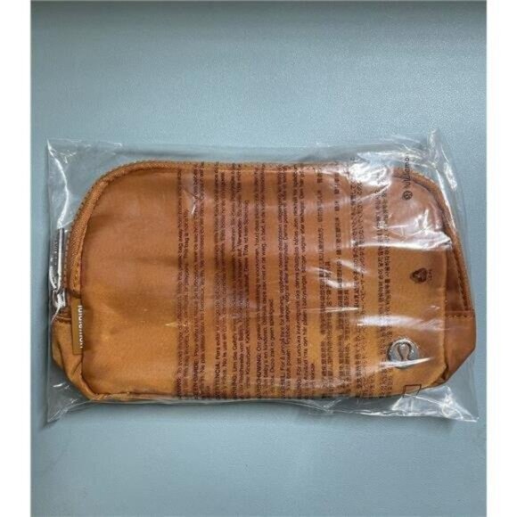 Lululemon everywhere belt bag 1L Burnt Caramel Color & NEW - Picture 2 of 6